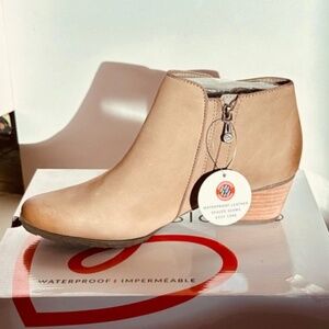 NEW Blondo Villa Womens Waterproof Bootie Mushroom Nubuck Size 8.5M